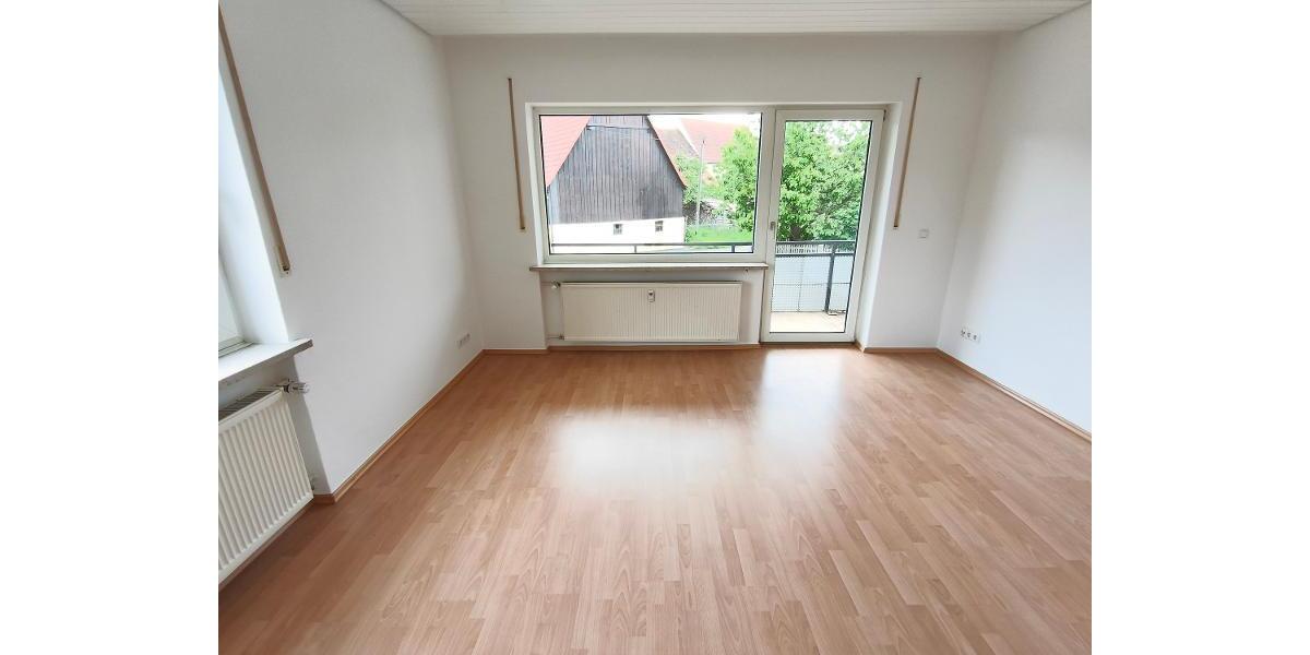 Wohnzimmer mit Zugang zum Balkon Bild 2