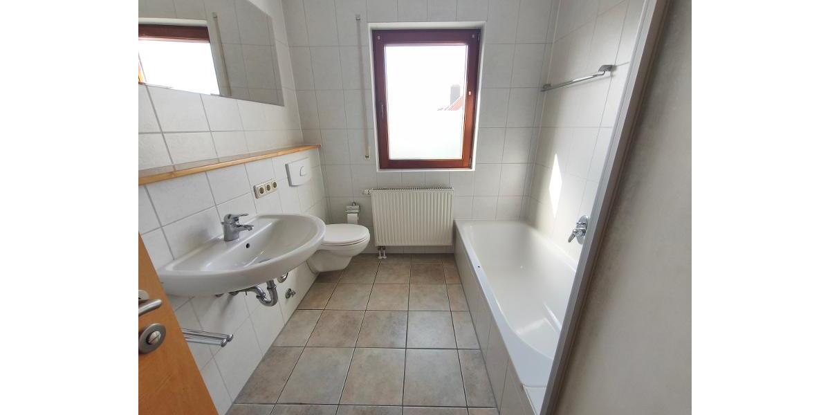 Bad mit Badewanne, Dusche und Fenster Bild 1