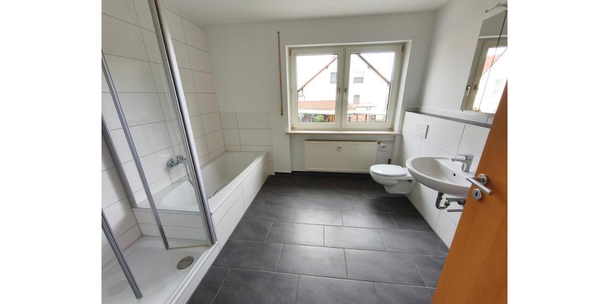 Bad mit Badewanne und Dusche Bild 1