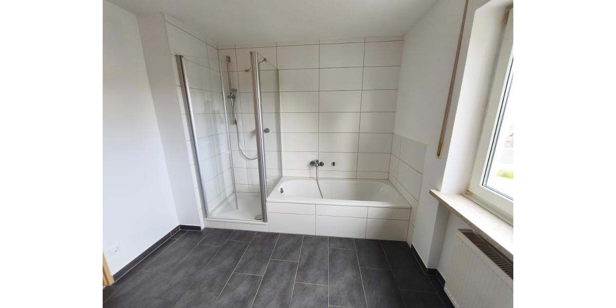 Bad mit Badewanne und Dusche Bild 2