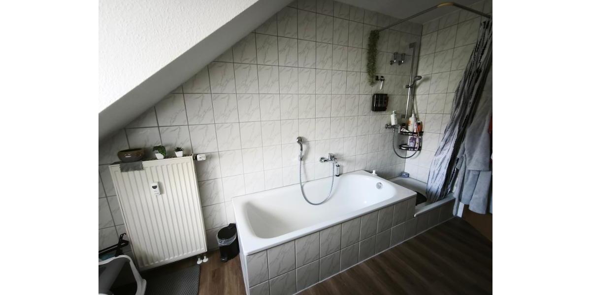 Bad mit Badewanne und Dusche Bild 2