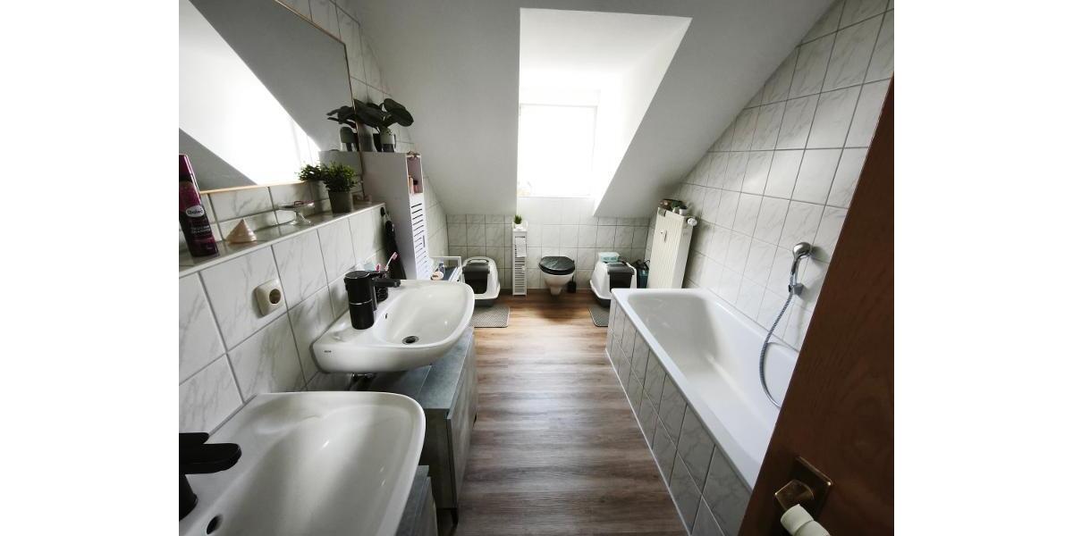 Bad mit Badewanne und Dusche Bild 1