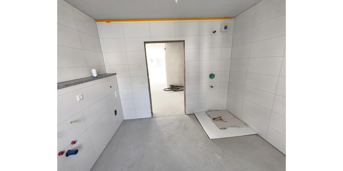 Bad mit Dusche, Waschmaschinenanschluss und Fenster Bild 3