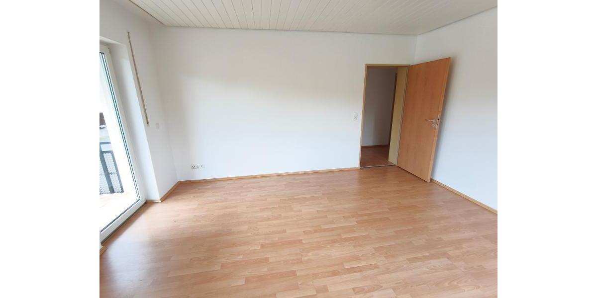 Wohnzimmer mit Zugang zum Balkon Bild 3