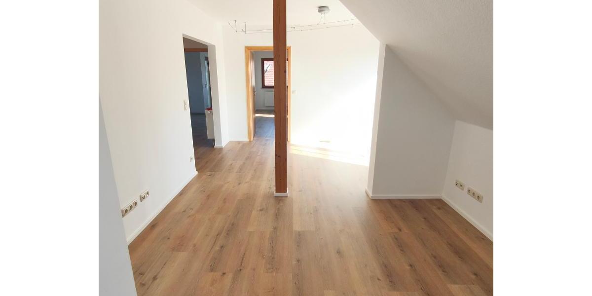 Wohnzimmer mit Zugang zum Balkon Bild 3