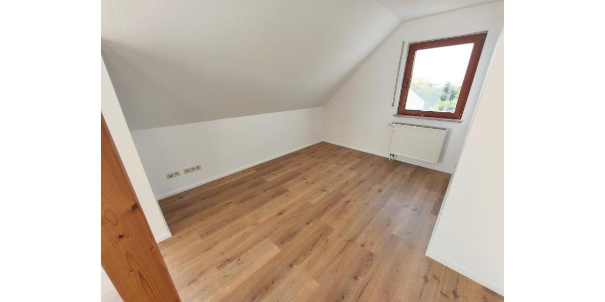 Wohnzimmer mit Zugang zum Balkon Bild 5