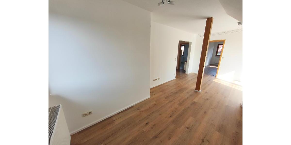 Wohnzimmer mit Zugang zum Balkon Bild 4