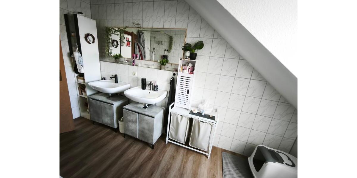 Bad mit Badewanne und Dusche Bild 3