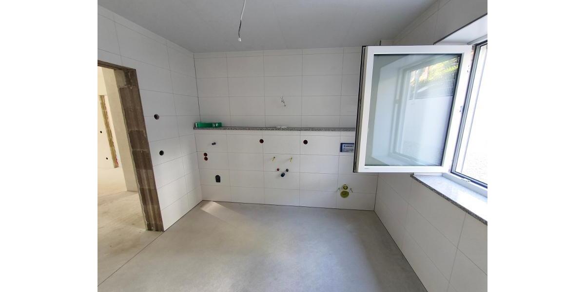 Bad mit Dusche, Waschmaschinenanschluss und Fenster Bild 2