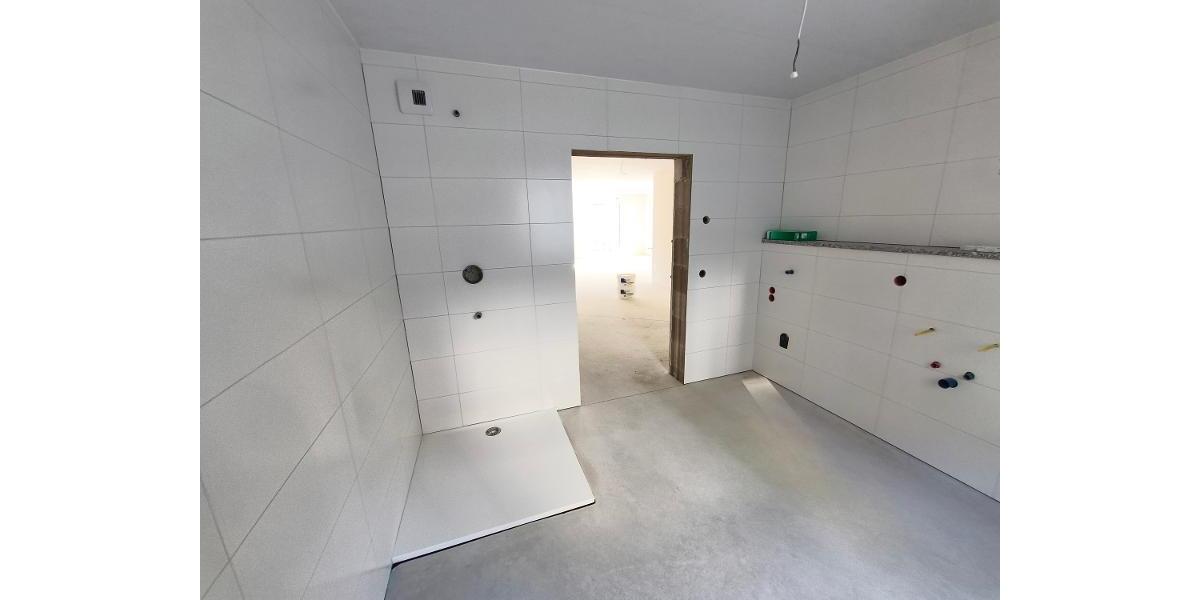 Bad mit Dusche, Waschmaschinenanschluss und Fenster Bild 3