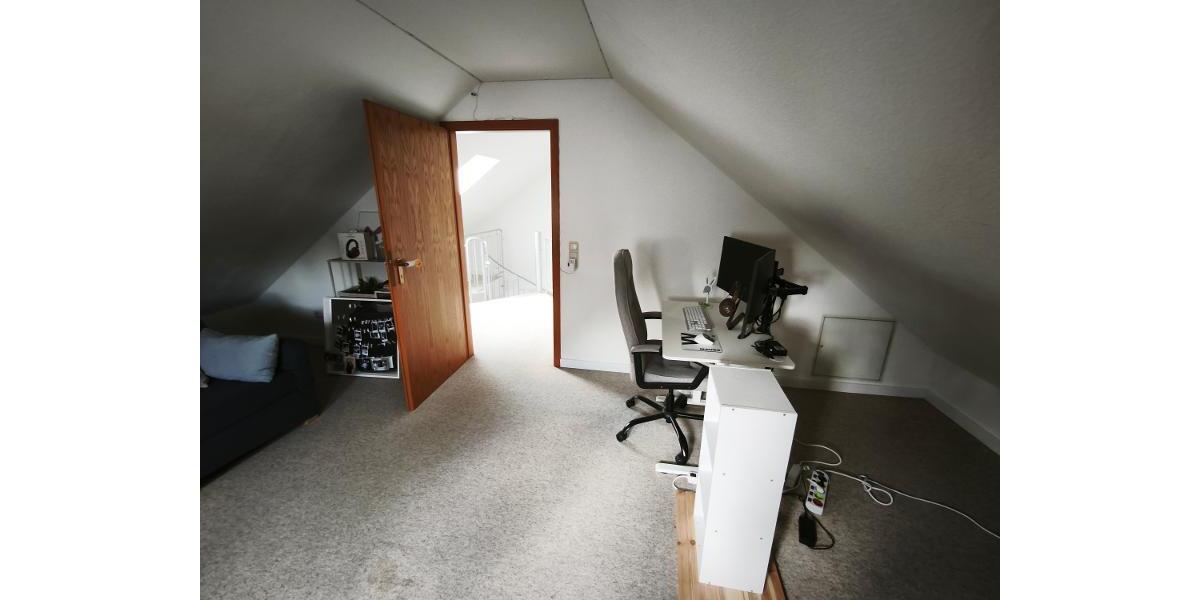 Ausgebauter Spitzboden - Kinder- /Arbeitszimmer Bild 3