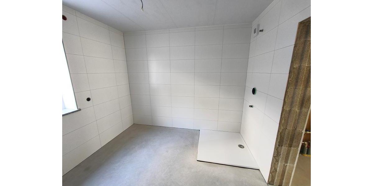 Bad mit Dusche, Waschmaschinenanschluss und Fenster Bild 4
