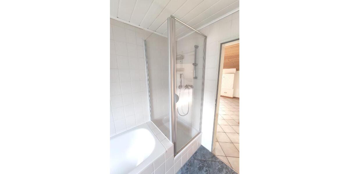 Bad mit Badewanne und Dusche Bild 3