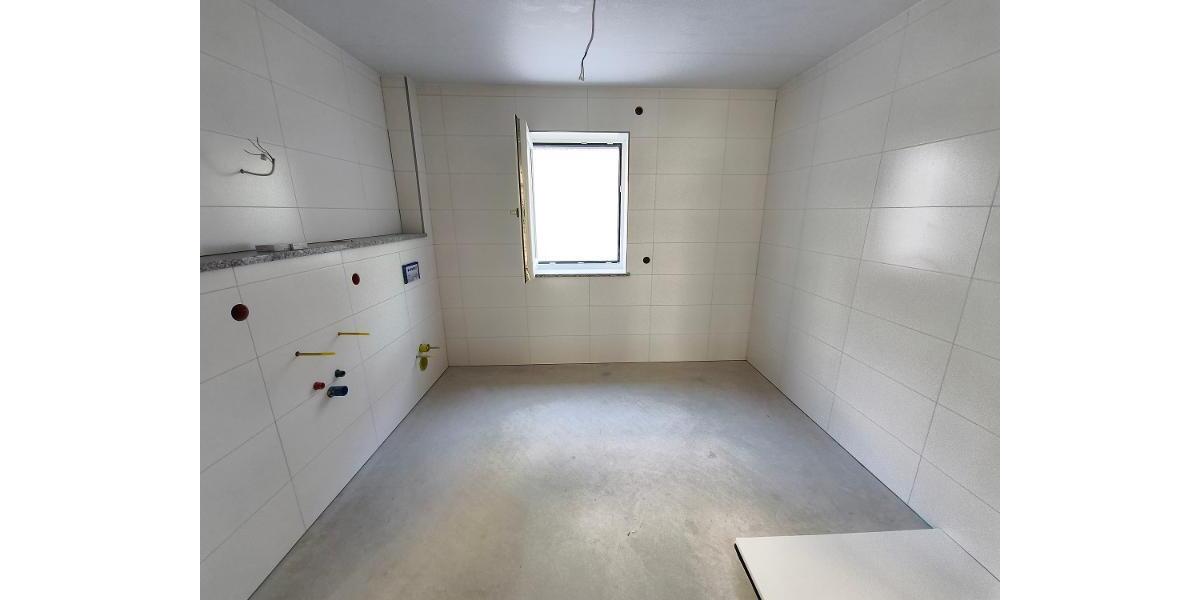 Bad mit Dusche, Waschmaschinenanschluss und Fenster Bild 1