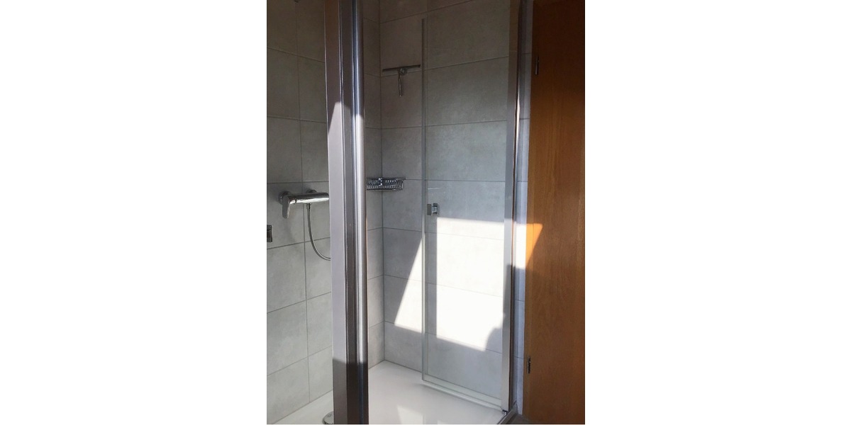 Neuwertige Dusche