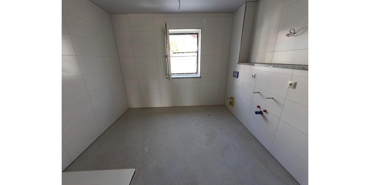 Bad mit Dusche, Waschmaschinenanschluss und Fenster Bild 1