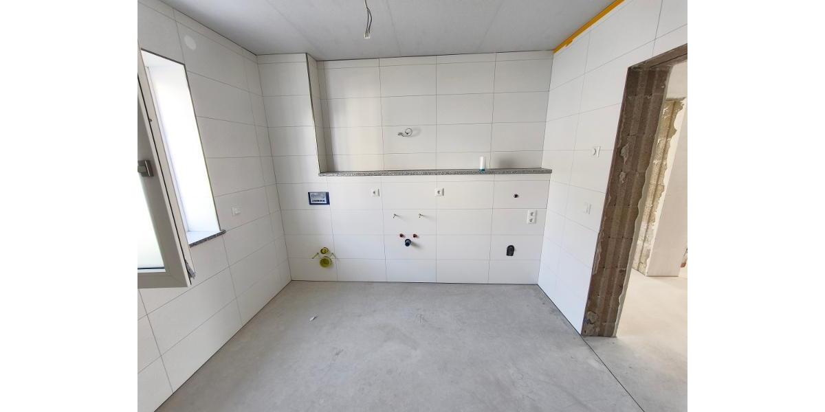 Bad mit Dusche, Waschmaschinenanschluss und Fenster Bild 4