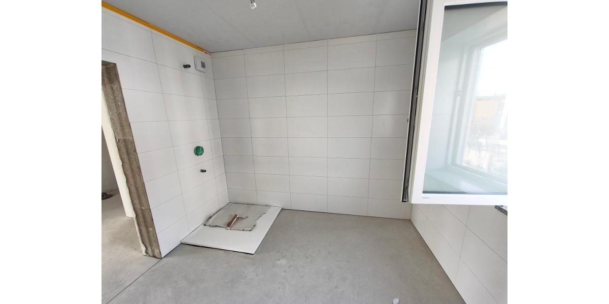 Bad mit Dusche, Waschmaschinenanschluss und Fenster Bild 2