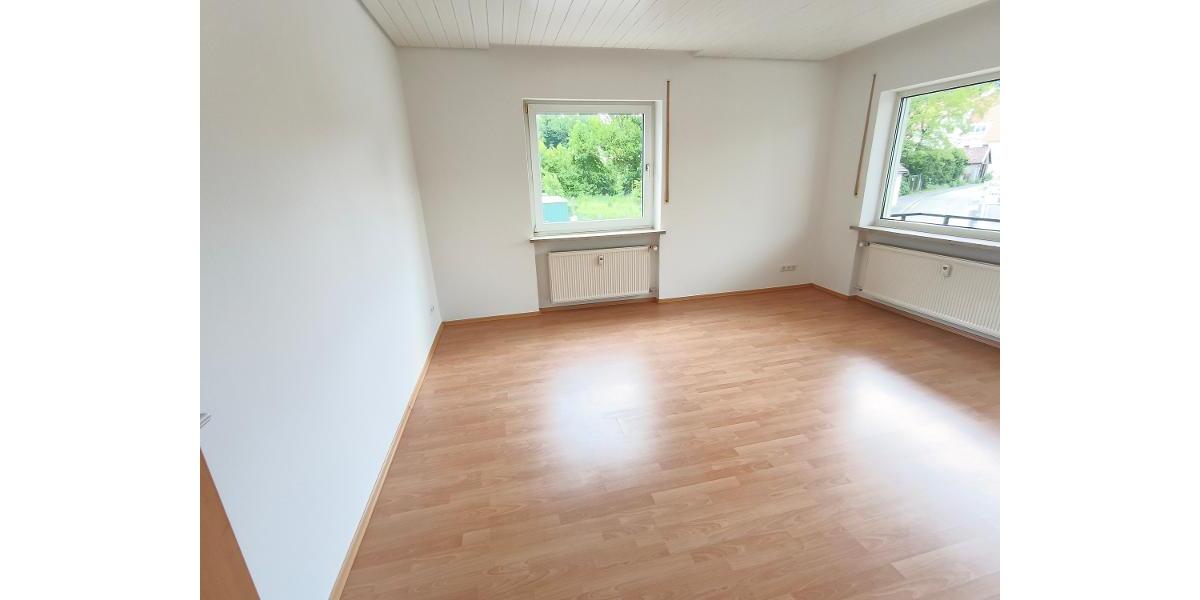 Wohnzimmer mit Zugang zum Balkon Bild 1