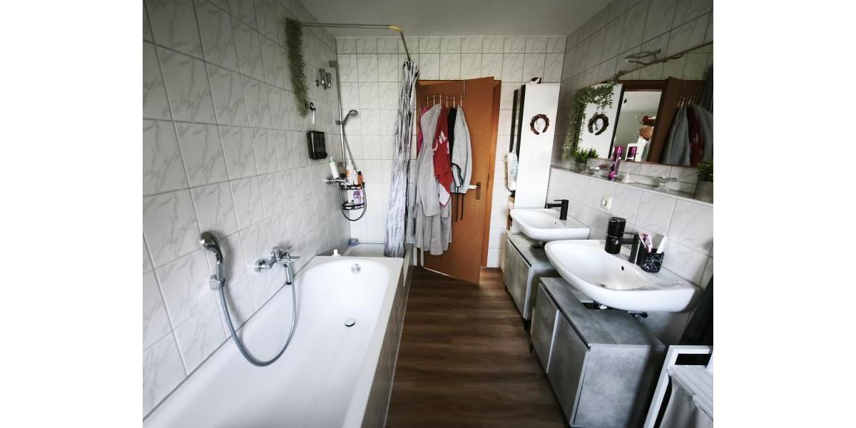 Bad mit Badewanne und Dusche Bild 4