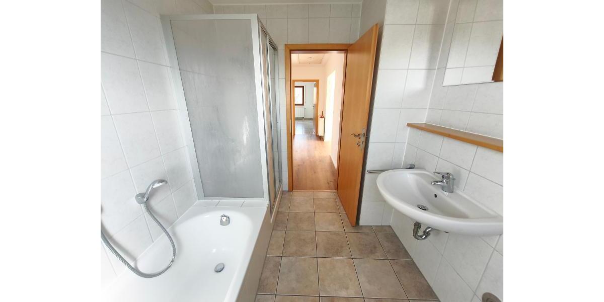 Bad mit Badewanne, Dusche und Fenster Bild 4