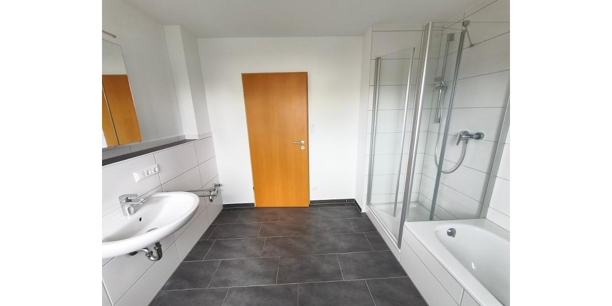 Bad mit Badewanne und Dusche Bild 3